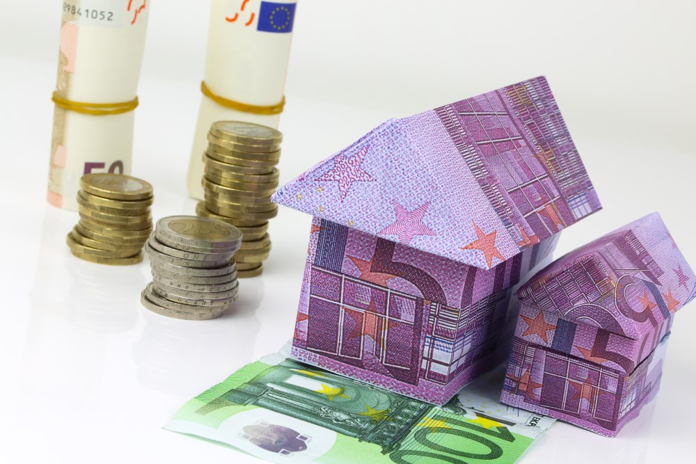 Real estate concept with Euro bank notes House and coins הכנסות לצורך משכנתא